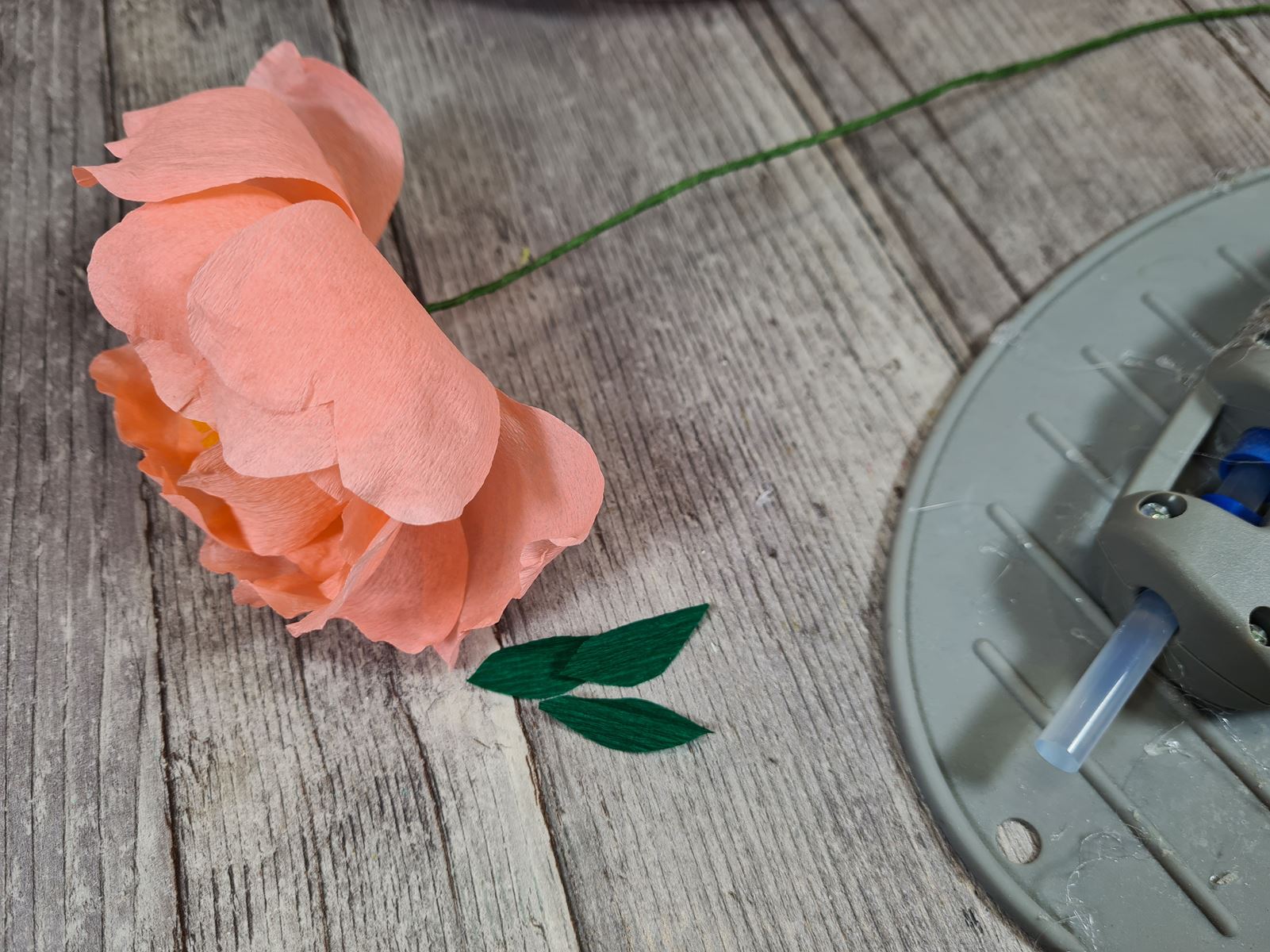 fabriquer-fleur-pivoine-en-papier-crépon-shabby-réaliste-bouquet-diy-facile-déco